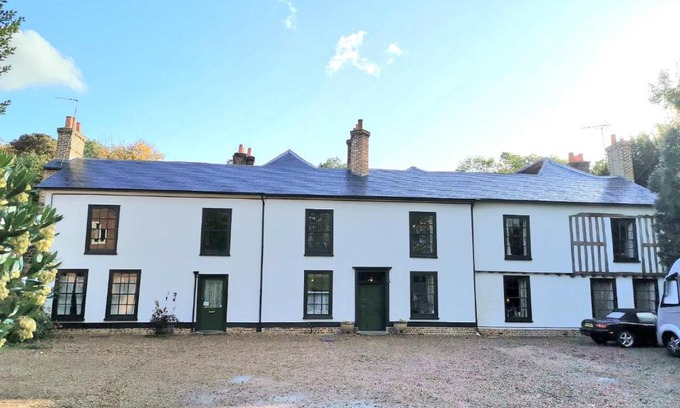 Shepperton Bed & Breakfast | Old Manor House