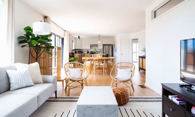 Prince Edward House | Old Milford - Modern Home 5 Minutes from Picton