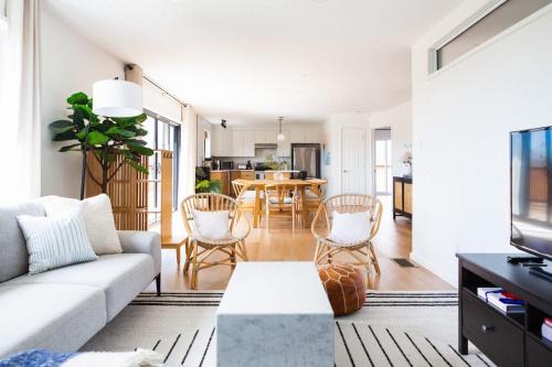 Prince Edward House | Old Milford - Modern Home 5 Minutes from Picton