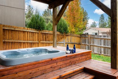 Larkspur House | Old Mill Getaway by AvantStay Private Backyard w Hot Tub
