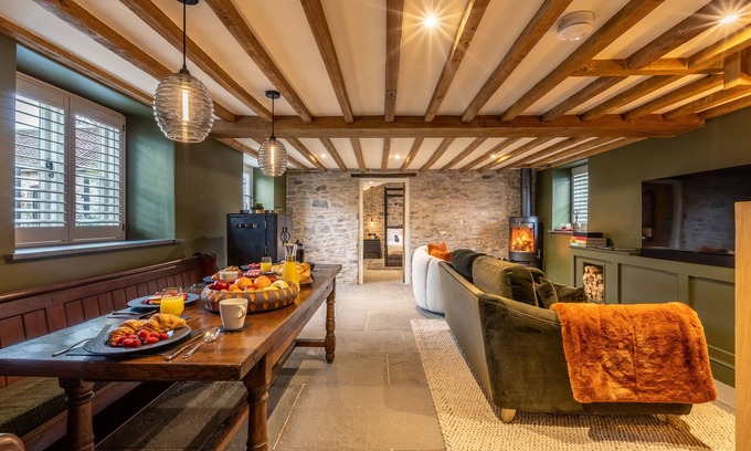 East Horrington House | Old Parlour Haven - Two Bedroom House, Sleeps 4