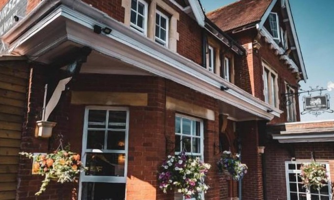 Idmiston Hotel | Old Railway Hotel porton