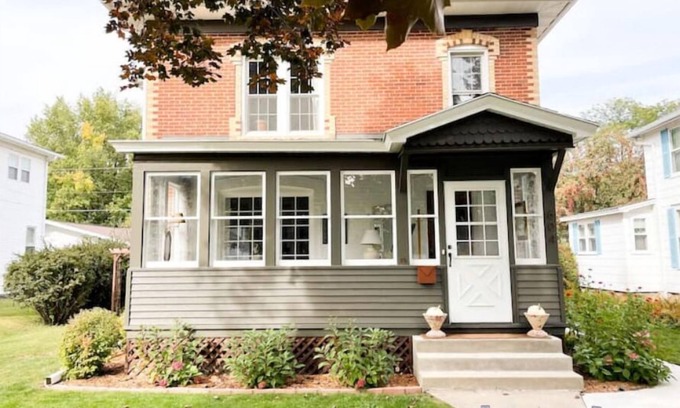 Decorah House | Old Reliable Historic Brick Housen