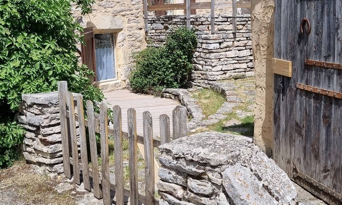 Hures-la-Parade Cottage | Old stone sheepfold for 1 to 5 people in the center of the Causse Méjean