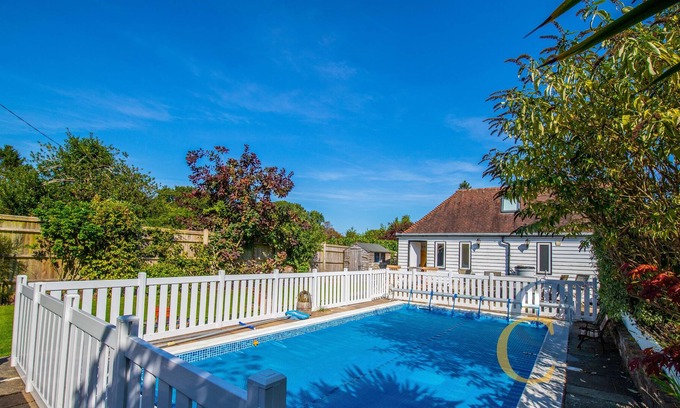 Peasmarsh House | Old Thatch Cottage with Heated Outdoor Swimming Pool - Near Rye