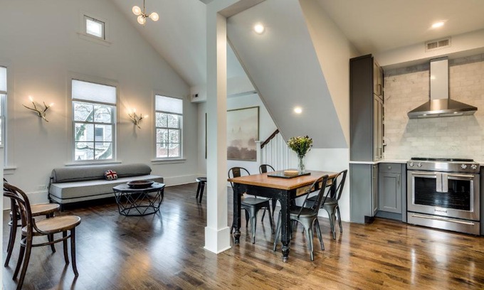 Old Town Triangle Apartment | Old Town Chicago at it's finest! Pet Friendly & Recently Renovated Top-Floor Condo Has Everything You Need for a Perfect Windy City Getaway condo