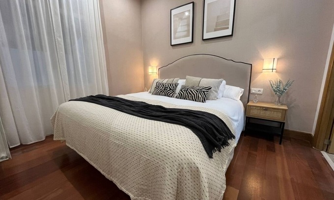 Casco Viejo Apartment | Old Town Core next to Plaza Nueva