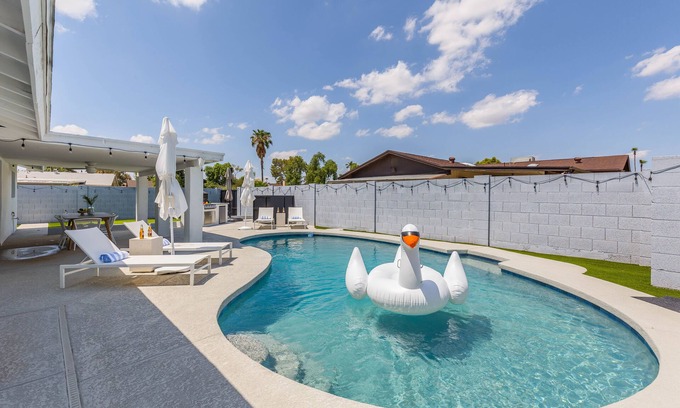 Pointe Scottsdale House | Old Town Fashion(ed)-Pool-Putting Green-BBQ Grill