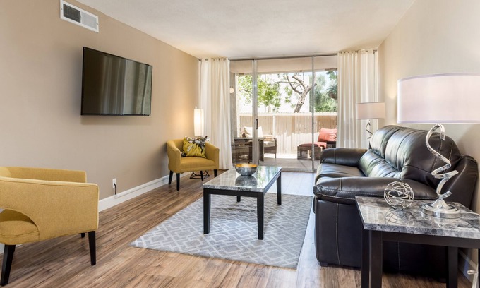 South Scottsdale Condo | Old Town Scottsdale Prime Location! Heated Pool - Hot tub - Gym - Wifi - Cable