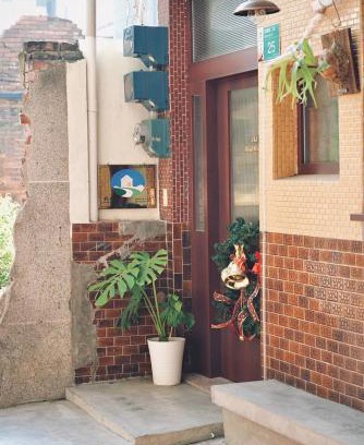 Tainan City Centre House | Old wooden window bungalow B&B
