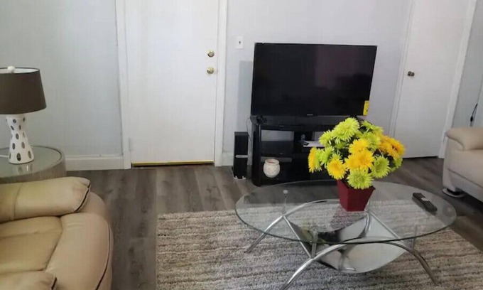 Norfolk House | Older upgraded Cozy Duplex B