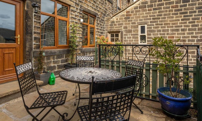 Oakworth Apartment | Oldmill-2bed-sleeps6-hottub-privategarden