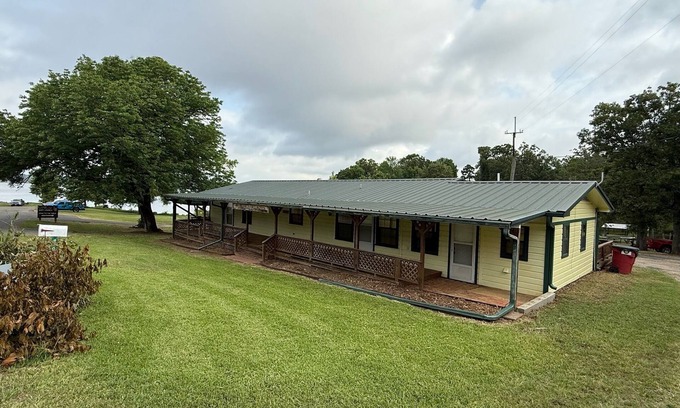 Zwolle House | Ole Yellow - Private boat access w/2 slip boat house