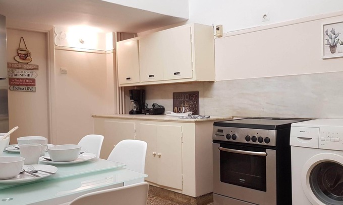 Athens House | Olive Apartment - Athens Center, 4 BD, 1.5 BATH