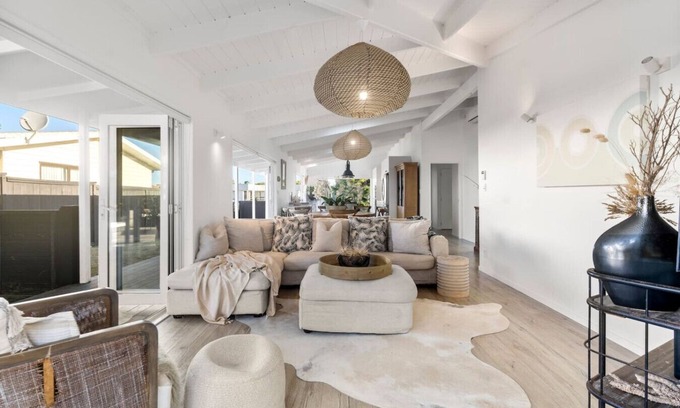 Omaha House | Omaha Beach House (pet friendly)