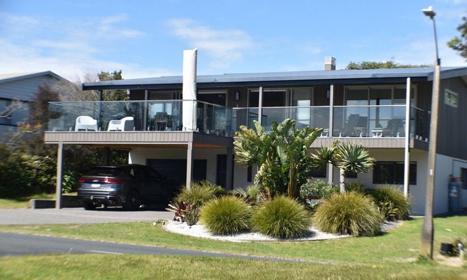 Omaha House | Omaha Harbour Views - Luxurious house OVERLOOKING INLET AND GOLF COURSE