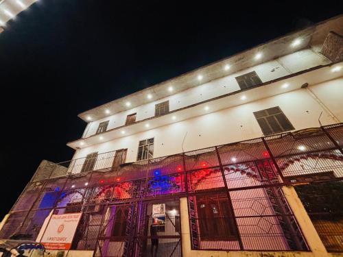 Faizabad House | Omji Spiritual Stays - Shri Ram Janki Ashram, 10 min walk to Hanuman Garhi temple