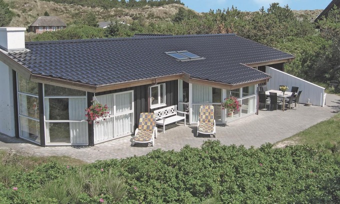 Henne Strand House | On a planted dune plot not far from the beach lies this well-kept and cozy luxury house with a glass