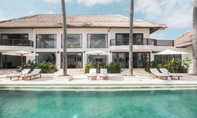 Candi Dasa Villa | On holiday in a contemporary villa feet in water at home.