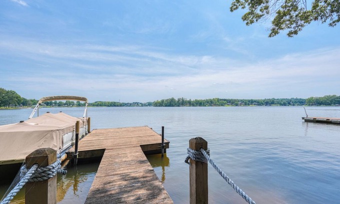 Inman House | On Lake Bowen- Large dock, Million $ views, cozy and clean!