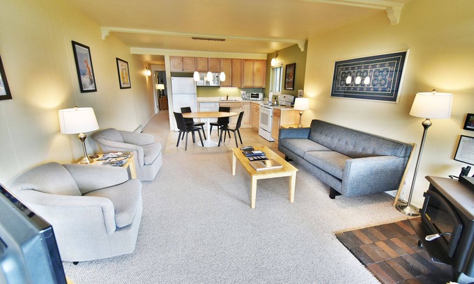 Dillon Condo | On Lake! End Unit, Hot Tub, Elevator! Walk to Concerts, Marina, Dining