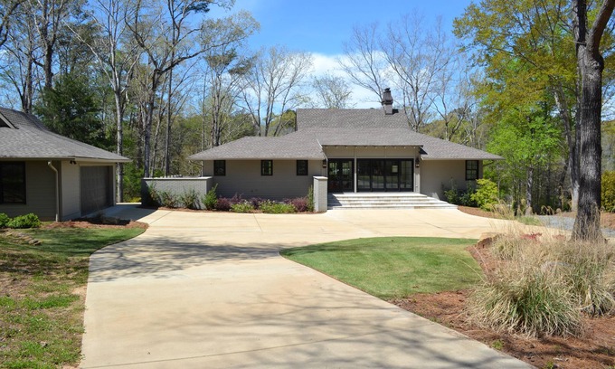 Northport House | On Lake Tuscaloosa with Covered Dock - 3 King beds 3 1/2 bath PLUS Bunk Room