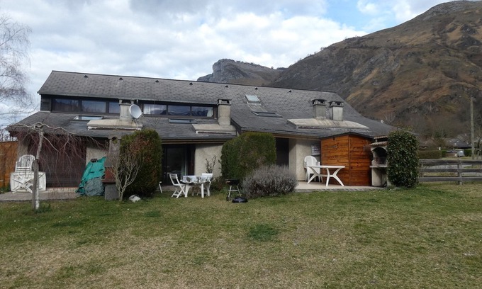 Aste-Beon House | On river bank with mountain views and ground-level terrace