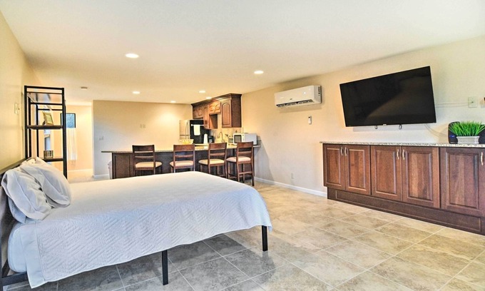 Seminole Apartment | On-Site Pond: Sleek Largo Studio < 7 Mi to Beach!