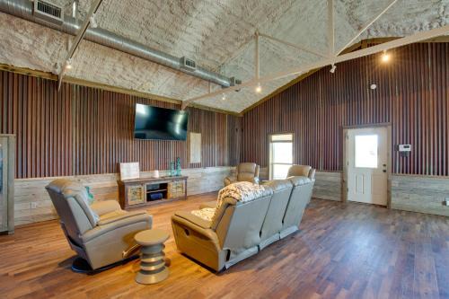 Kemp Apartment | On Spacious Ranch Quiet Kaufman Studio Cabin!