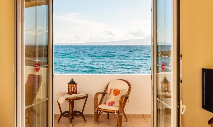 Akrogialion Apartment | On the Beach - Akroyali Family Home