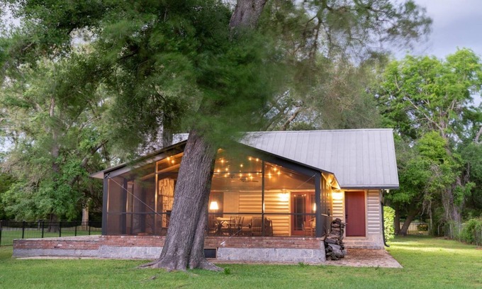 Pass Christian House | On the Beach, Teddy Roosevelt Stayed Here. Pet friendly, large fenced property
