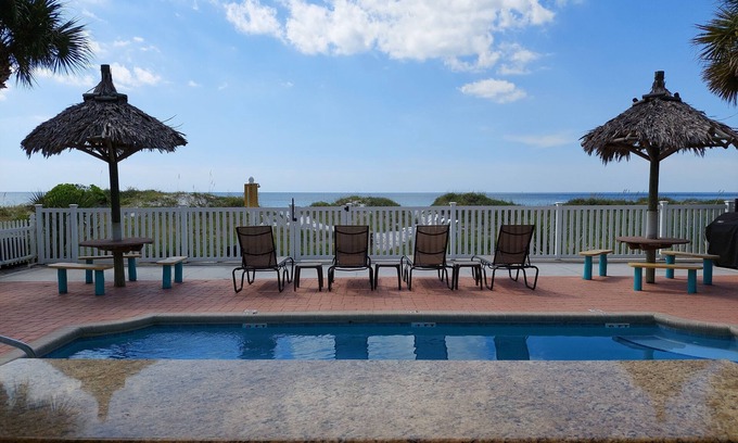 Independence Square Condo | ON THE BEACH COZY CONDO, OCEAN VIEWS, STEPS FROM THE WATER, AT THE HEART OF IRB