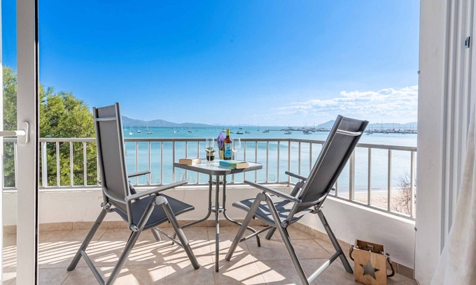 Puerto de Pollensa Apartment | On the beach Voramar Apartment with sea views for 6 people