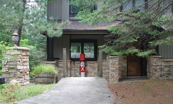 Domaine Nansen Ski Chalet | On the Mountain, Luxury 5 BR Ski In Ski Out Private Hottub & Sauna