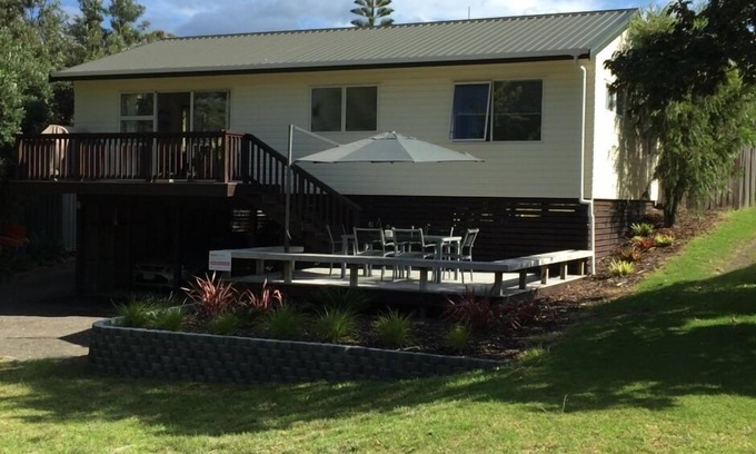 Pauanui House | On the park, 6min walk to beach