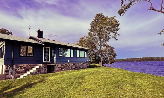 Frontenac House | On The Point-Panoramic Waterfront Cottage Rental