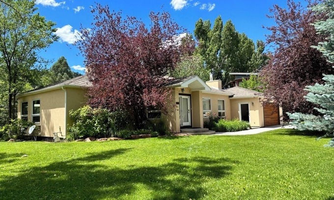 Carbondale House | On the River, in Town. Easy Access to Outdoor activitiesnLicense #002734