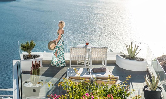 Imerovigli Hotel | On The Rocks - Small Luxury Hotels of the World