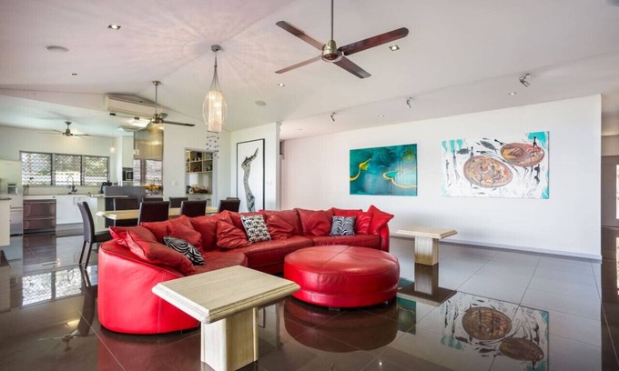 Mooroobool House | On the very top of Cairns - Luxurious Entertainer