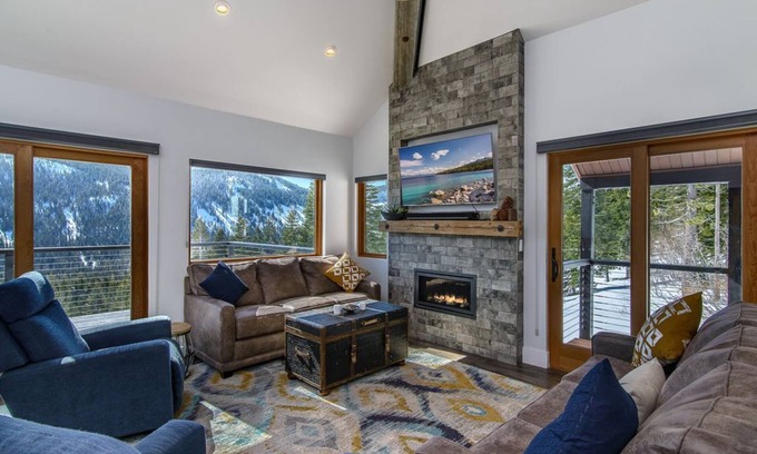 Twin Peaks House | On Top of The World: Modern West Shore Ward Canyon Home with Hottub (Summer only)