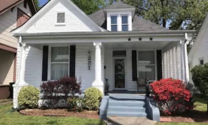 Paducah Cottage | Once Upon a Time Cottage, home away from home. Dog friendly, close to downtown