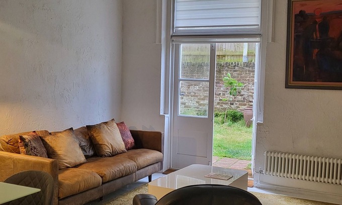 Hove Apartment | One Bed Garden Flat in Hove with Free Parking