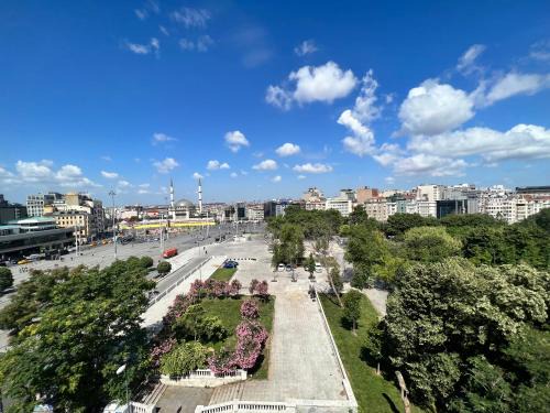 Gumussuyu Mahallesi Apartment | One Bedroom Apartment in Taksim Square Gorgeous City View