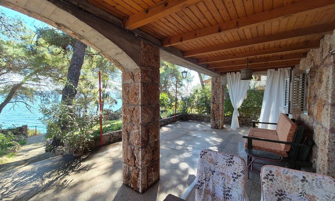 Zavala Apartment | One bedroom apartment near beach Zavala, Hvar (A-8774-b)