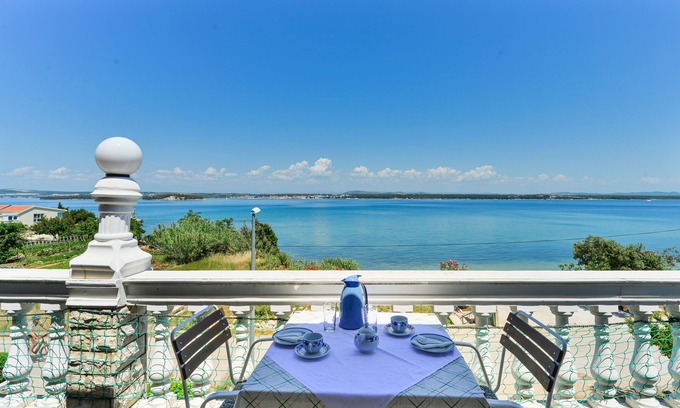 Tkon Apartment | One bedroom apartment near beach Tkon, Pašman (A-336-b)