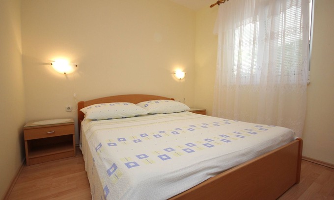 Vis Apartment | One bedroom apartment near beach Vis (A-2459-a)