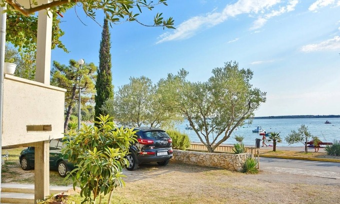 Vrsi Apartment | One bedroom apartment near beach Vrsi - Mulo, Zadar (A-12519-c)