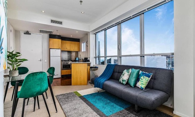 Parnell Apartment | One Bedroom Apartment - Pool, Gym & Tennis Courts!