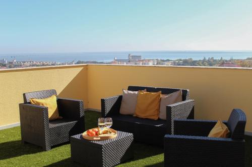 Beato Apartment | One Bedroom Apartment with Stunning River Views and Private Rooftop!