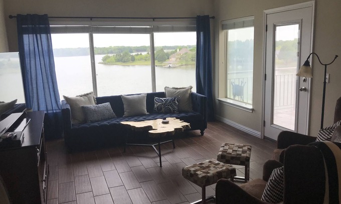 Eureka Condo | One Bedroom Corner Unit Condo Overlooking the Lake